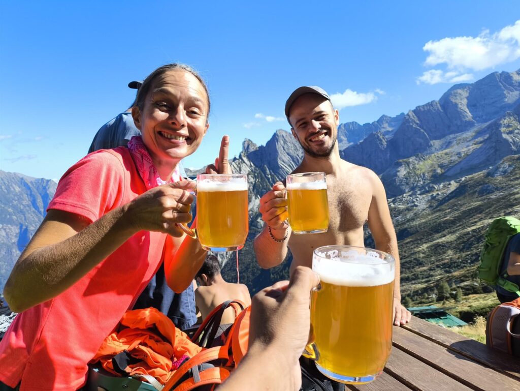 Prima di scendere, meritata birretta di festeggiamento all'Omio per i nostri eroi! :P