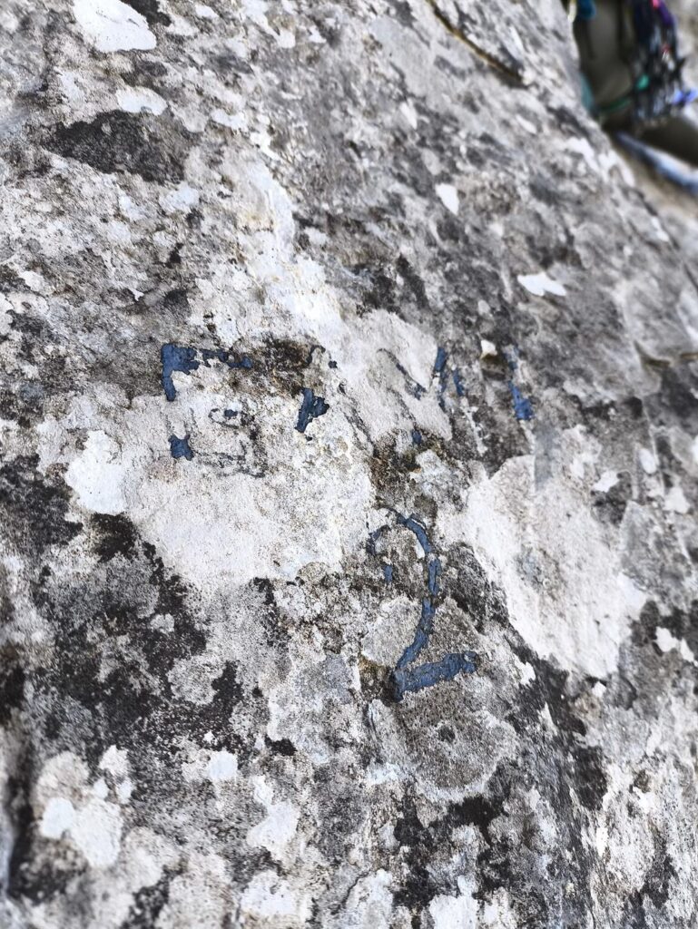 Eccoci all'attacco della Ga.Mi. 2. La scritta sulla roccia ormai si legge poco o nulla