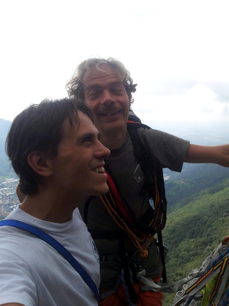 Io e il Luchino attendiamo il nostro turno scattandoci un selfie sulla prima sosta