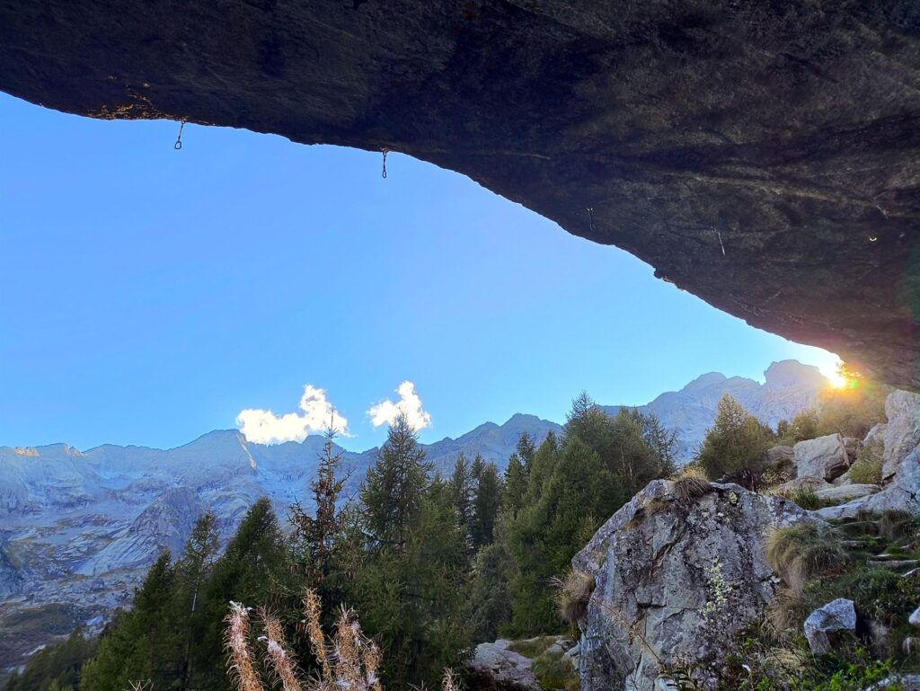 Prima di arrivare ai pascoli alti si incontra questa grotta dove guardando in alto si vede che &egrave; stato chiodato un tiro per super PRO