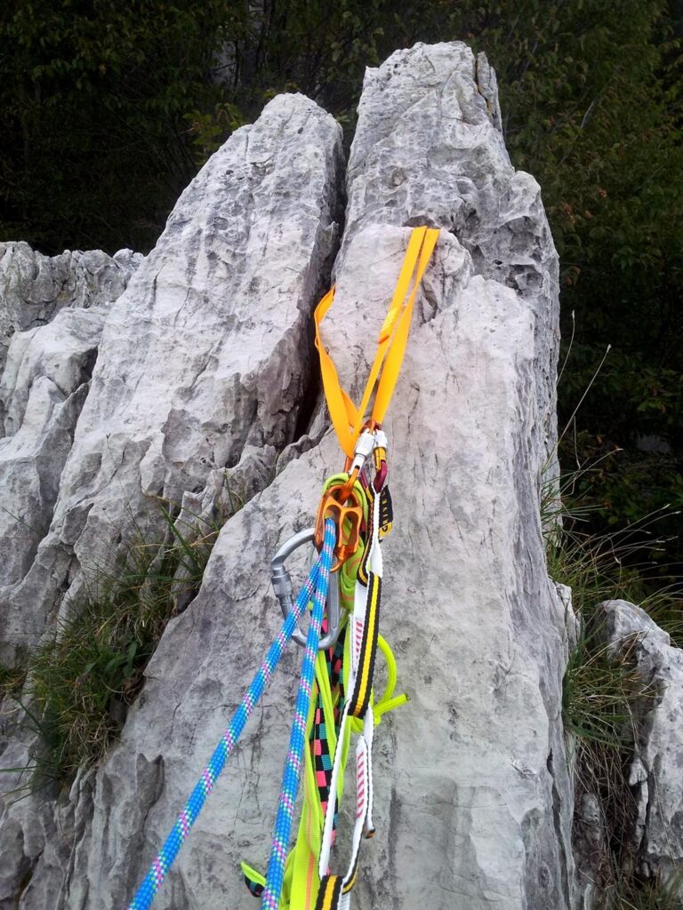 Altra sostina. Il bello di sta via (a parte la roccia che &egrave; una meraviglia), sono le mille clessidre e pilastrini che permettono di inserire fettucce pi&ugrave; o meno ovunque