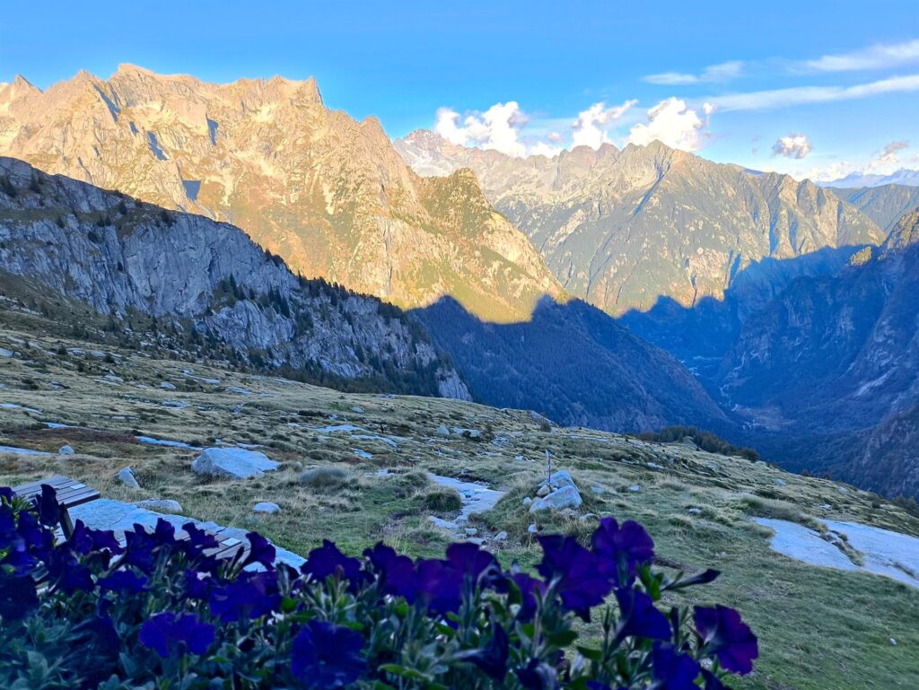 Ultime luci della sera guardando dal rifugio verso il Cavalcorto e il Disgrazia, pi&ugrave; in l&agrave;