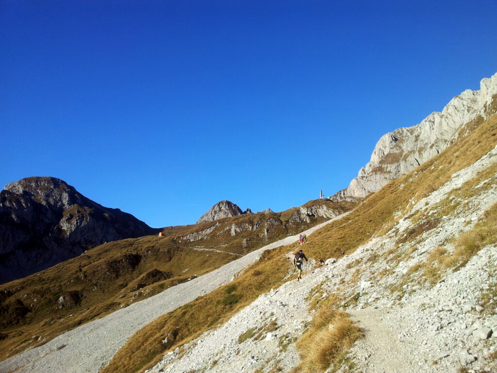 ho sbagliato sentiero e mi sto dirigendo verso il lato ovest della cresta. l'idea era di percorrerla da est a ovest, ma arrivato a sto punto, opto per farla in senso opposto