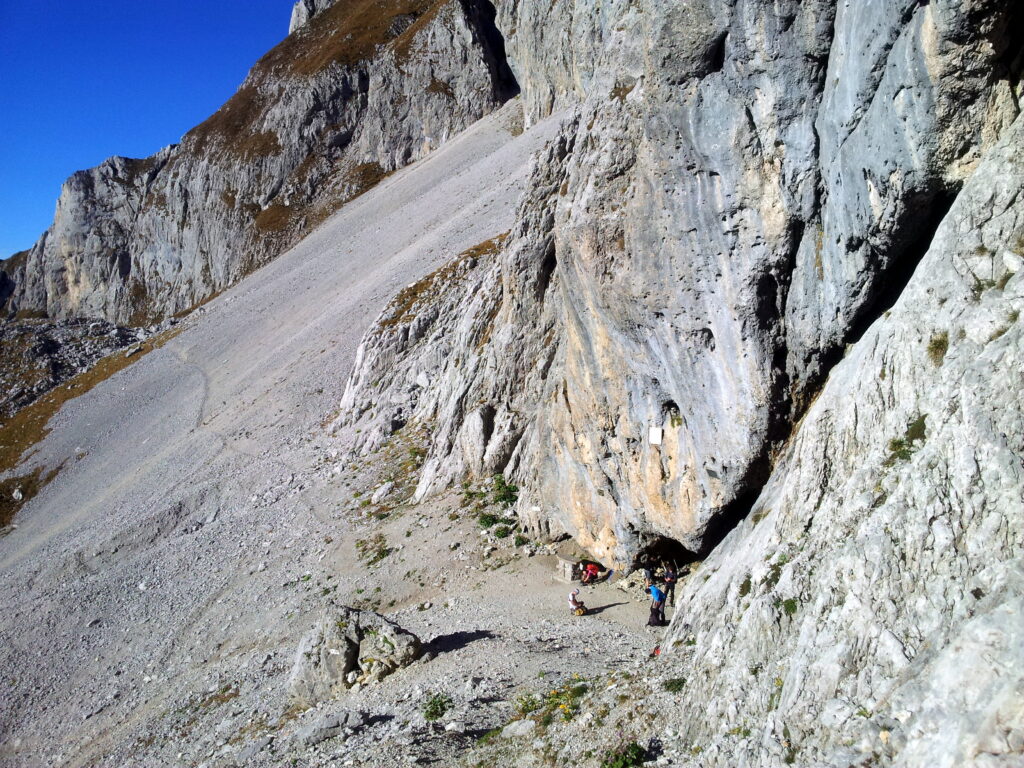 eccomi appena sopra all'attacco della Presolana occidentale. sotto, una graziosa grotta con L'UNICA sorgente d'acqua di tutto il monte. faccio il pieno in vista della lunga giornata