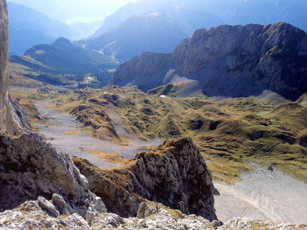 foto della valle appena attraversata, vista da qualche metro pi&ugrave; sopra