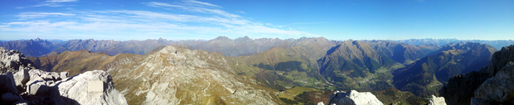 panoramica dalla cima guardando in direzione della valle di Colere
