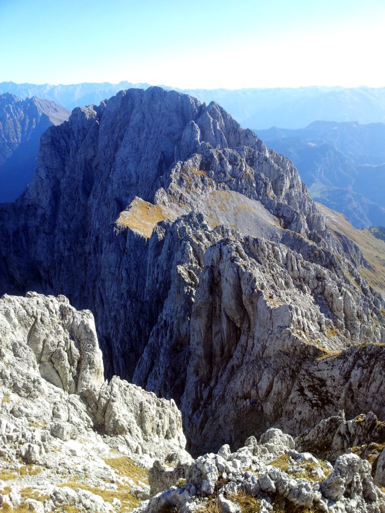 vista della cresta che devo percorrere e della mia prossima meta: la Presolana centrale. un po' pi&ugrave; bassa di quella occidentale, ma parecchio pi&ugrave; complicata da raggiungere, soprattutto da questo lato