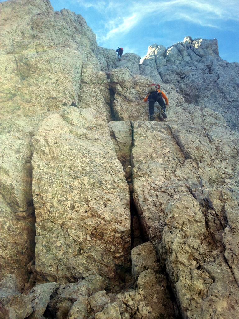 ecco subito la paretina di III grado, alta una ventina di metri. il punto pi&ugrave; di arrampicata pura della via, ma senza particolare esposizione. ci saranno passaggi peggiori
