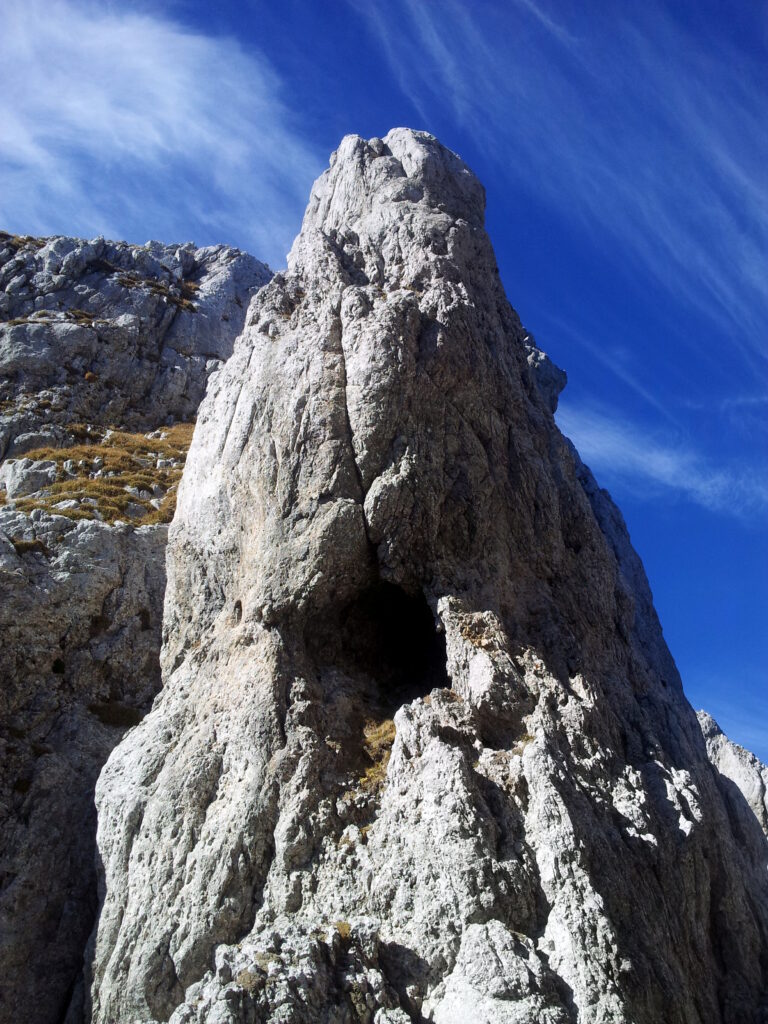 girando dietro la paretina, c'&egrave; questa graziosa grotta naturale nel bel mezzo dello sperone