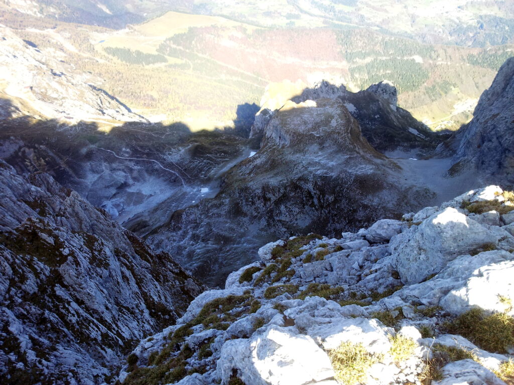 una sbirciata verso valle, dove sul lato nord inizia a vedersi il primo ghiaccio
