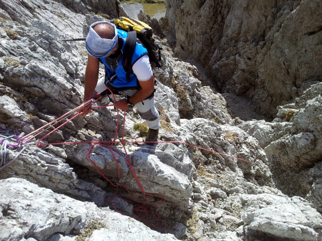 ci caliamo tutti a piombo per una 15ina di metri e arriviamo su un canalone detritico da cui si potr&agrave; poi risalire verso la cima della Presolana centrale