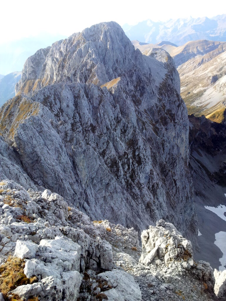 da qui si vede l'impressionante parete nord della Presolana occidentale, che si alza quasi verticale da fondo valle. dal vivo fa la sua porca figura
