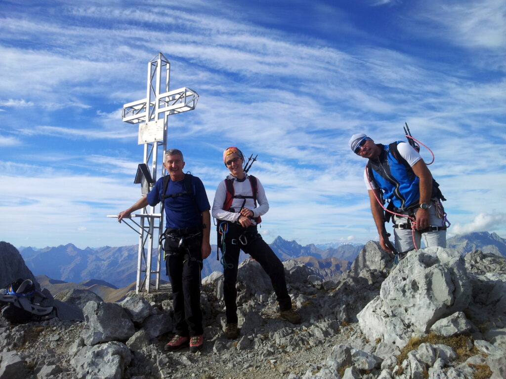 Ecco la cima ter!! A sx, il capo cordata, un ragazzo di una cinquantina d'anni, in formissima, molto simpatico, che guida il suo gruppo con sicurezza. al centro, la "Lara Croft" del gruppo. brava scalatrice, tranquilla, simpatica e di ottimo passo. a destra, l'omone del gruppo. la spalla e la sicurezza del capo cordata. sbriga tutte le situazioni di corda agilmente e spiana la strada per tutti gli altri