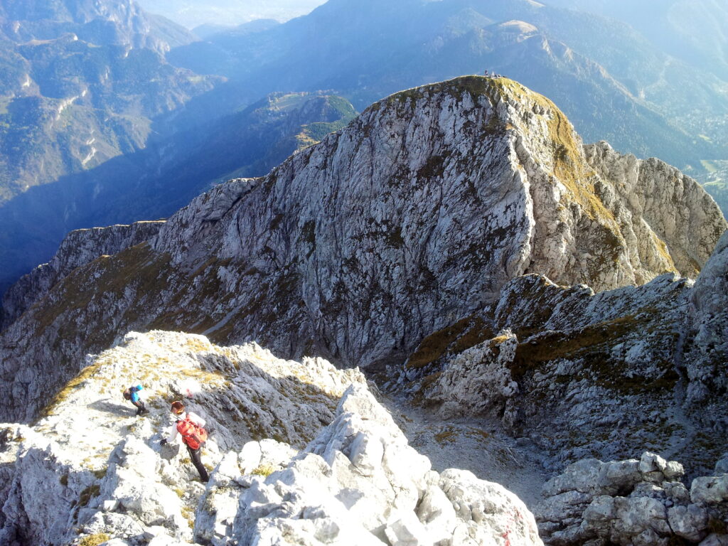 abbiamo finito? ma manco per niente. ci manca ancora l'ultima cima, la quinta, ovvero il Visolo, una cima minore.....ma da cui parte il sentiero che pu&ograve; riportarci a valle.