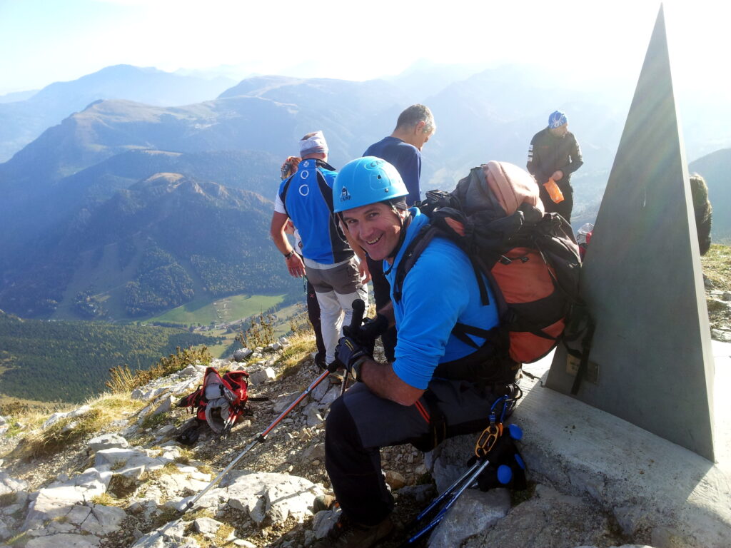 mezz'oretta, e siamo sull'ultima cima! ancora qualche chiacchiera, tanti sorrisi e strette di mano, uno scambio di mail per mandarci le foto e tenerci in contatto....e arriva il fatidico momento dei saluti e della discesa finale.
