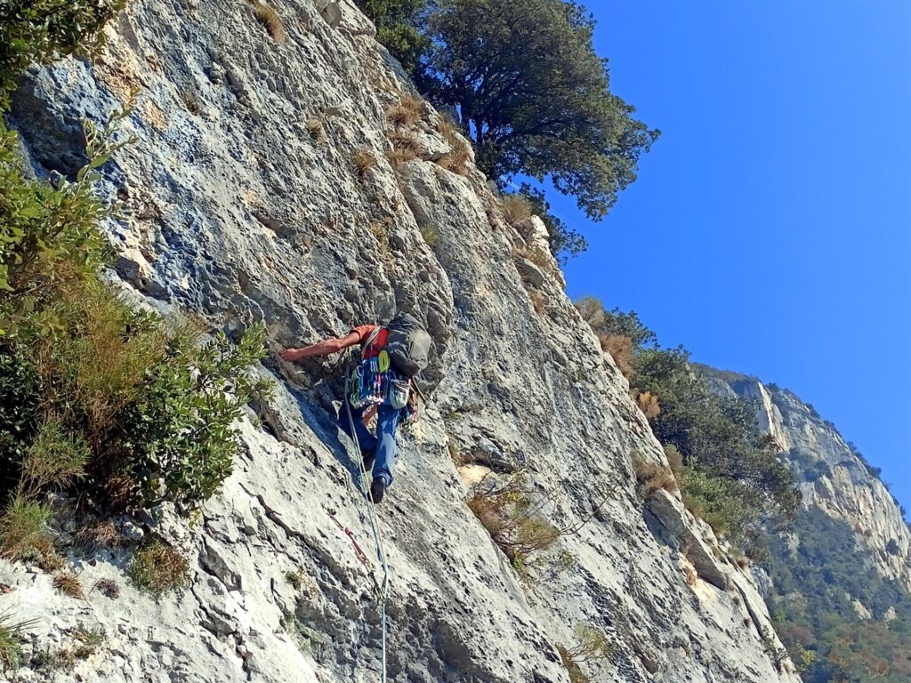 quinto tiro, il chiave della via: si traversa sotto lo strapiombino