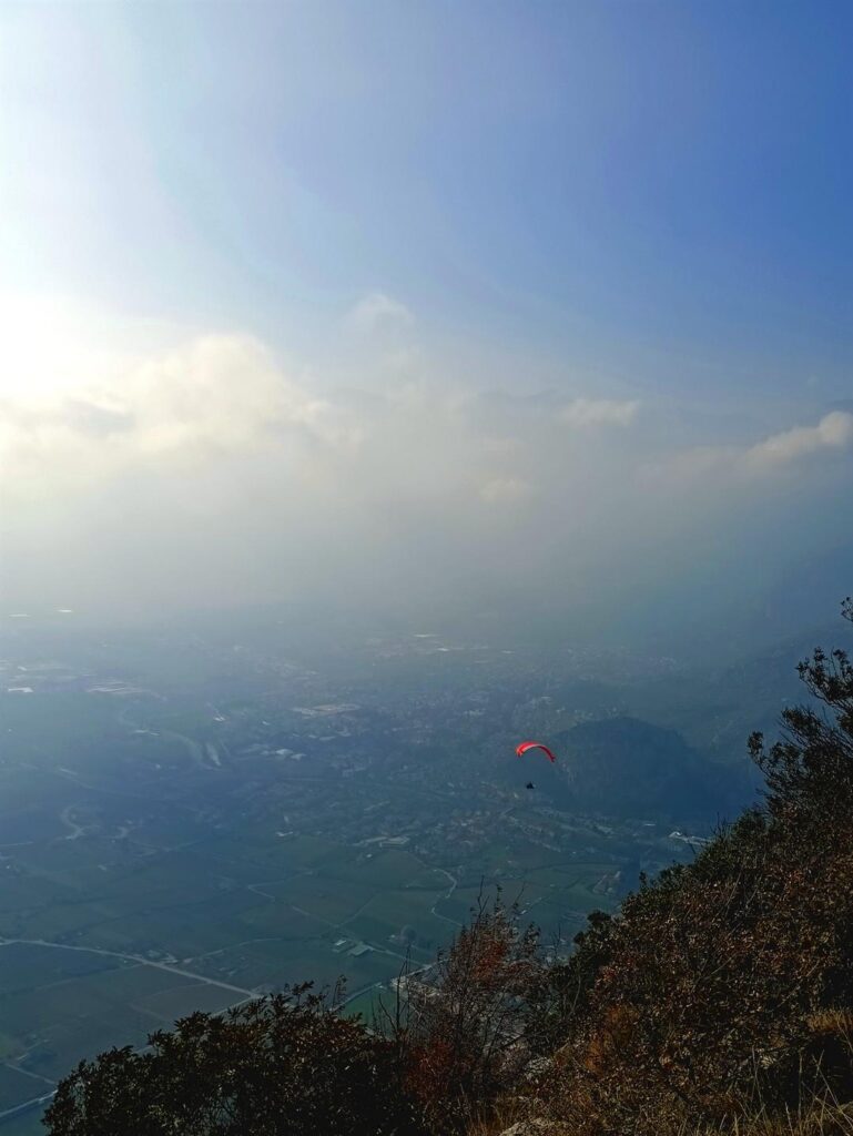 parapendio rosso... oggi c'&egrave; parecchia foschia purtroppo