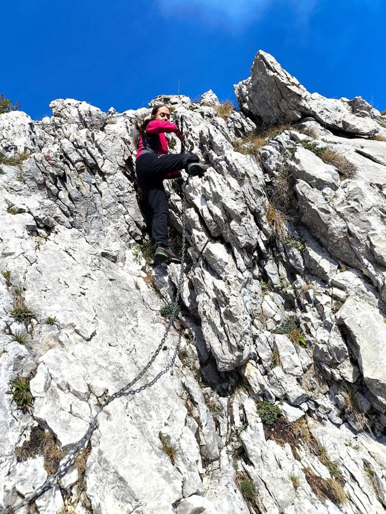 qualche tratto di roccette con catene a supporto qualche tratto di roccette con catene a supporto