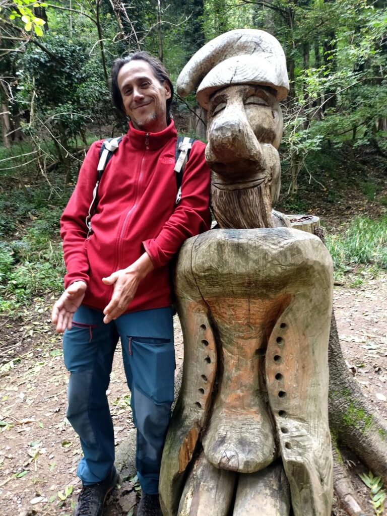 Gabri fa lo scemo accanto alle sculture lignee Gabri fa lo scemo accanto alle sculture lignee