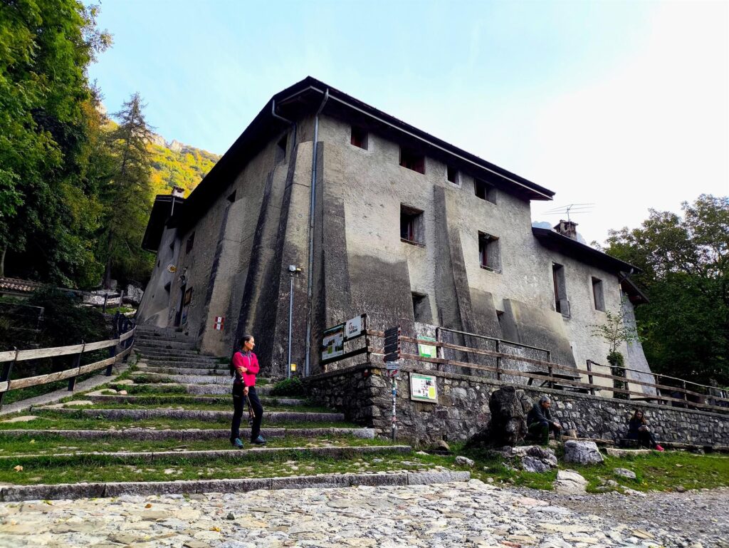 arriviamo a Terz'Alpe: è presto e ancora c'è poca gente arriviamo a Terz'Alpe: è presto e ancora c'è poca gente
