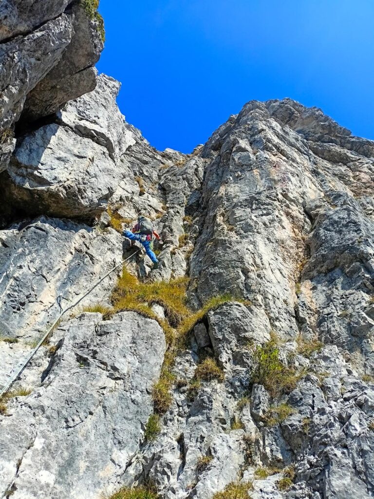 secondo tiro: da qui in su roccia dubbia, terra e erba secondo tiro: da qui in su roccia dubbia, terra e erba