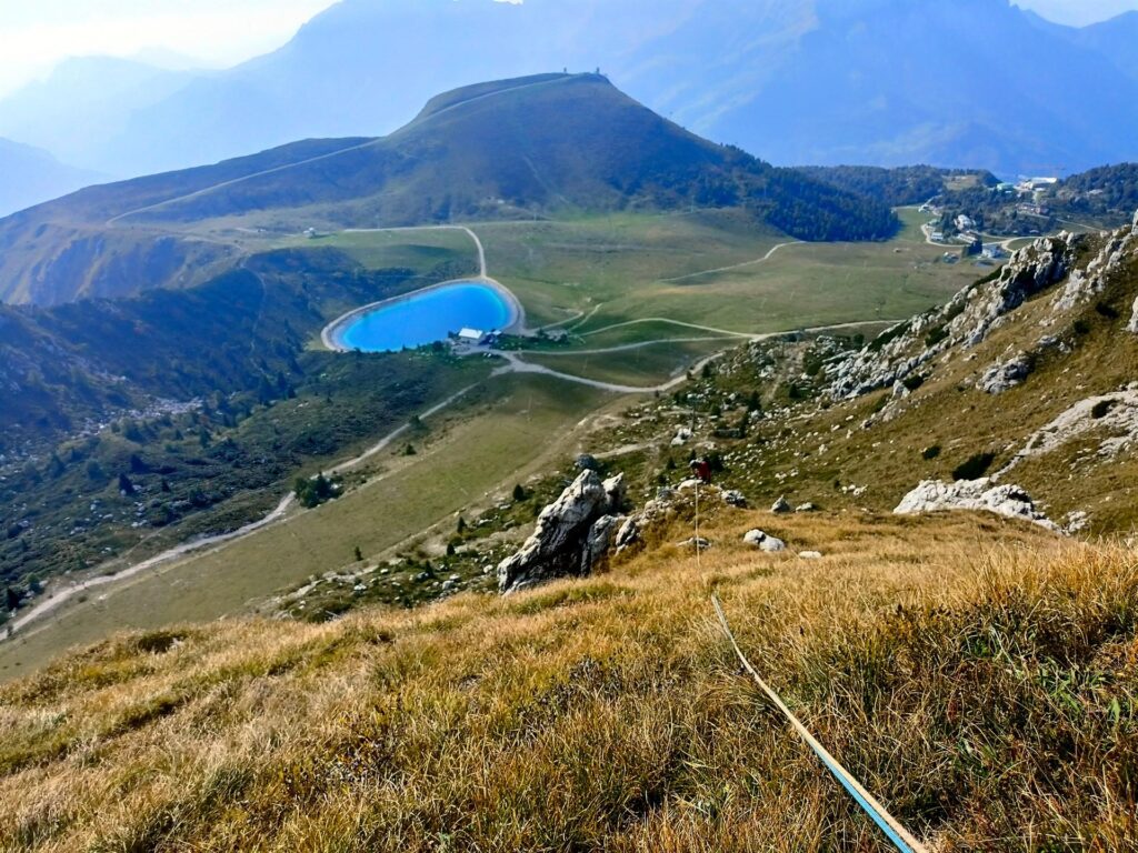 la cengia camminabile che si attraversa per arrivare alla seconda parte della via la cengia camminabile che si attraversa per arrivare alla seconda parte della via